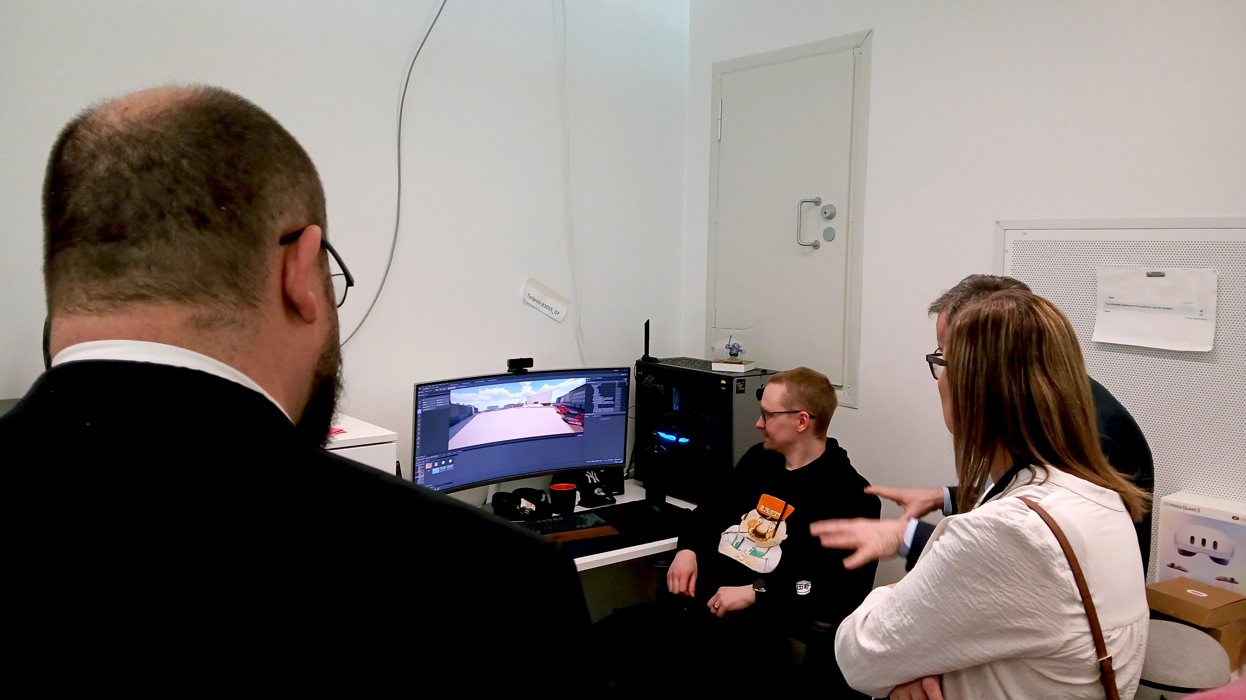 Software Designer Riku Heino showing the virtual map of Kotka to the visitors.