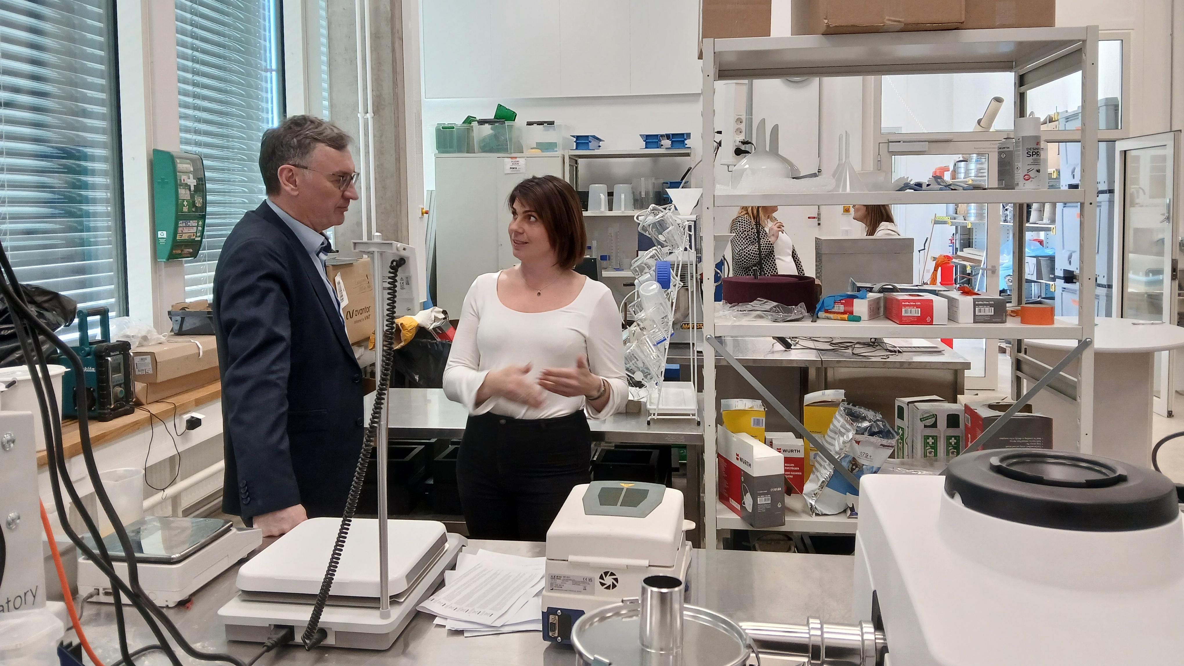 Project Manager Elli Tykkä and Prof. Dr. Franz Quint having a conversation in KymiLabs.