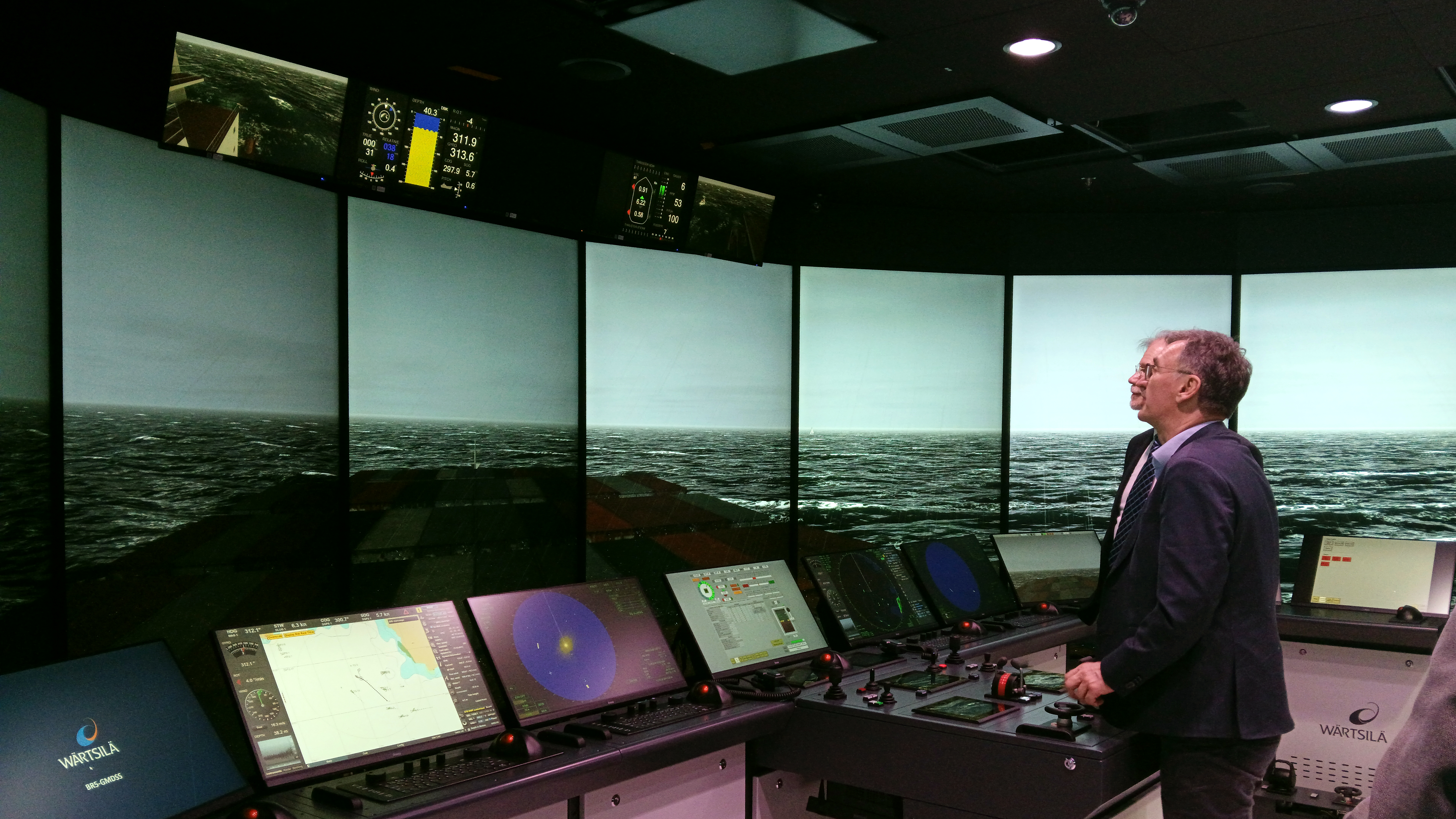 Xamk’s President, CEO Heikki Saastamoinen and  Prof. Dr. Franz Quint using the command bridge simulator in Xamk